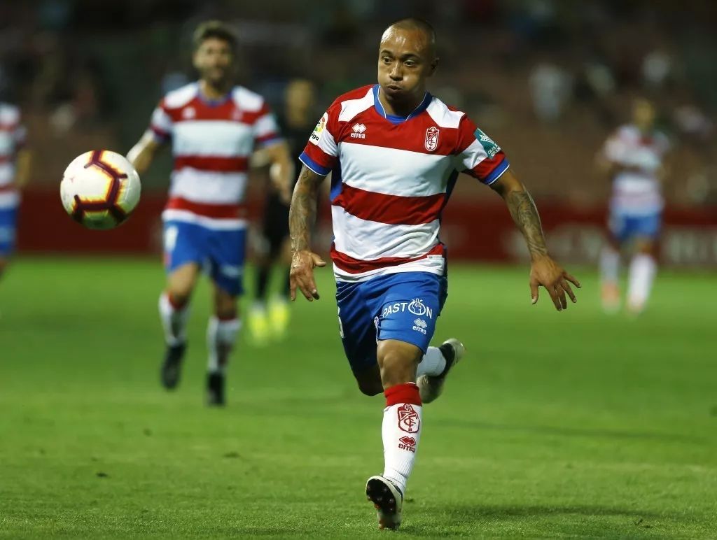 格拉纳达前锋连进两球，帮球队获得胜利