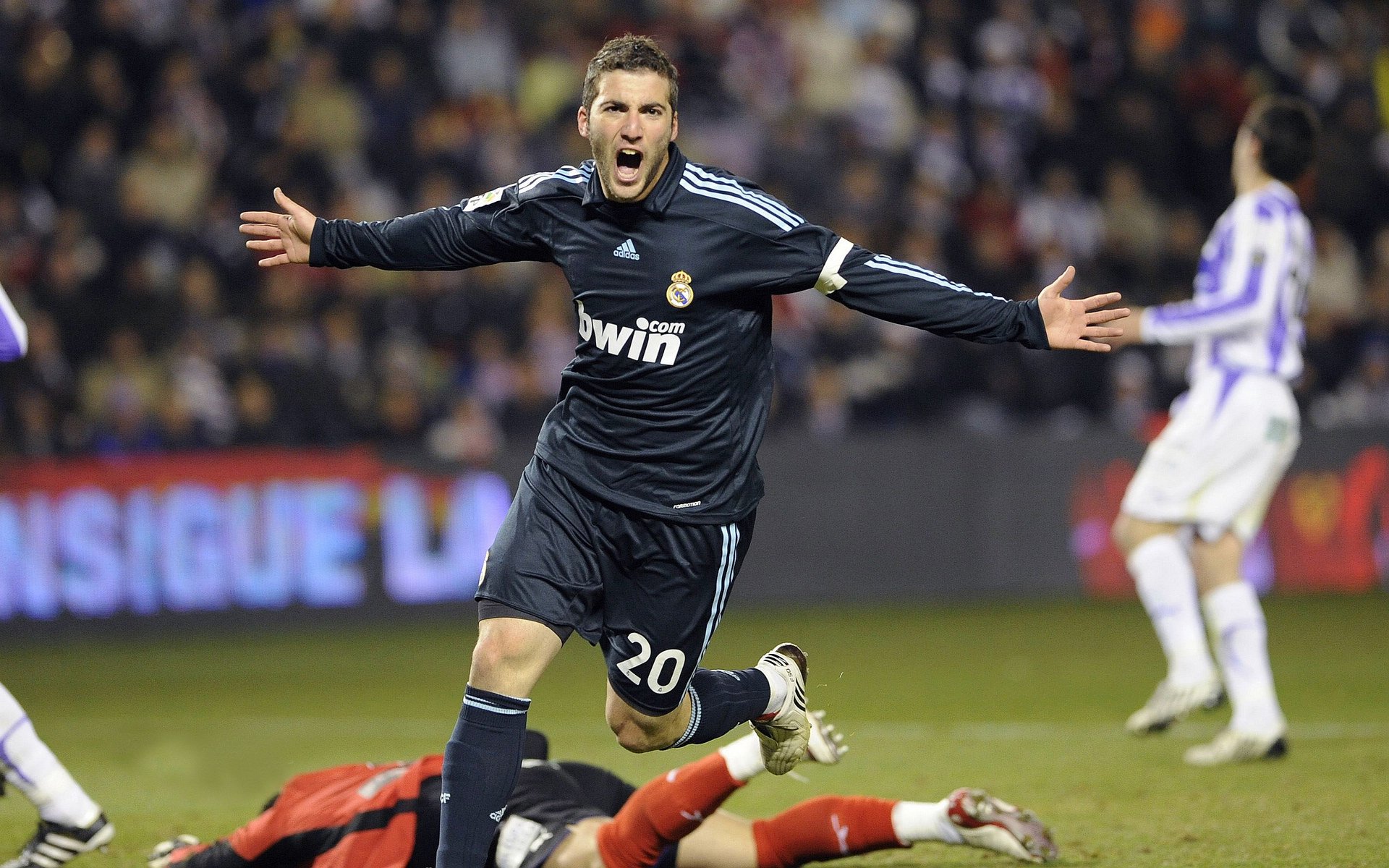 赛道烽火，威廉姆斯鏖战梅赛德斯，周冠宇点燃赛场