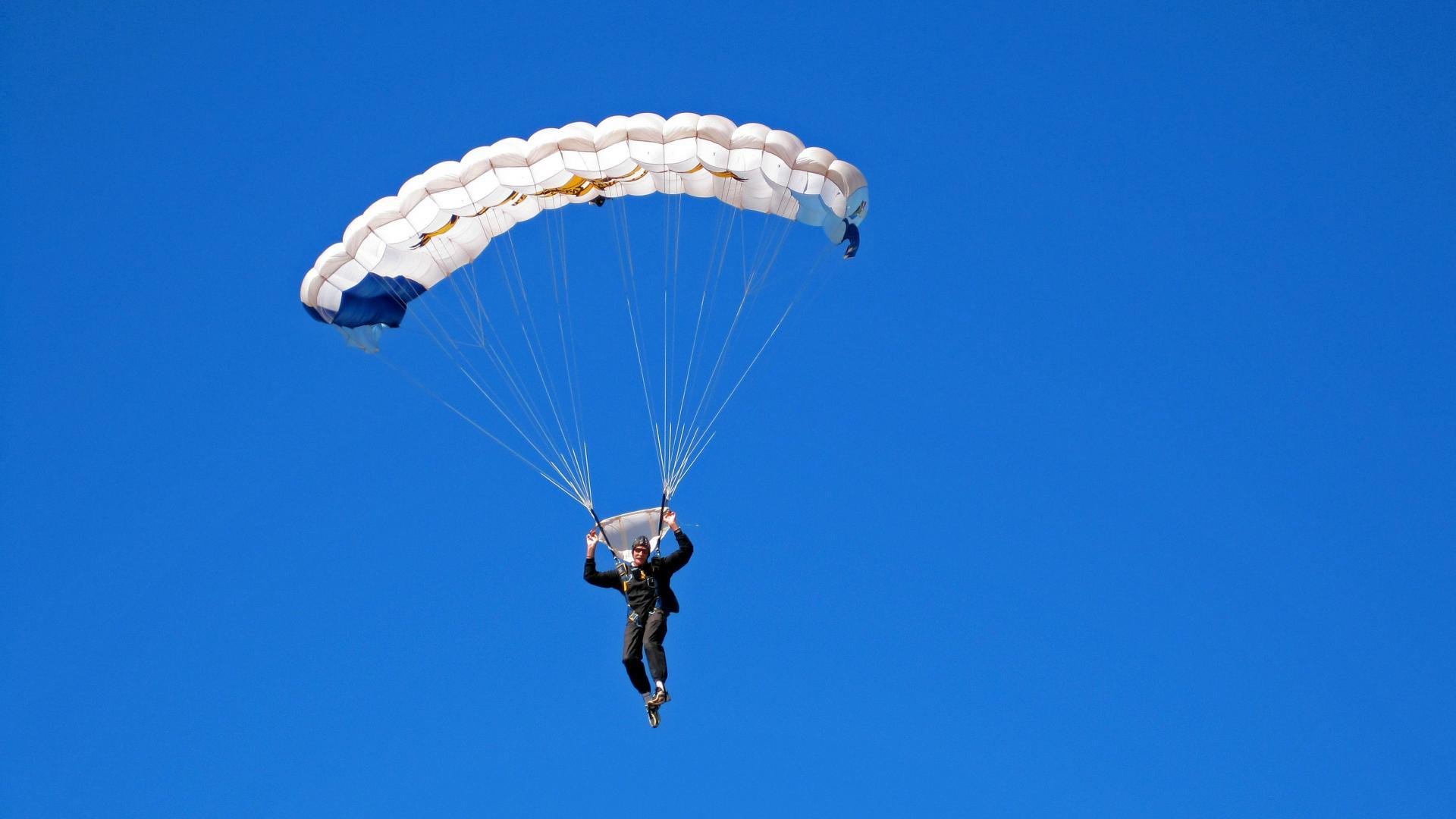 德约科维奇美网横扫后戴杯再显神威，刷新纪录定义网坛唯一性